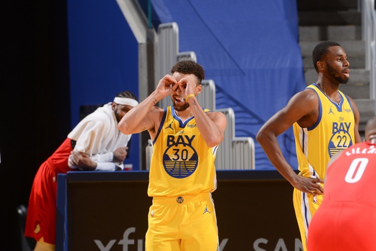  库里单场14记三分破纪录，勇士狂胜雷霆53分  