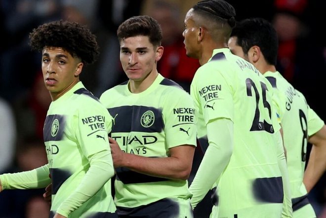  哈兰德戴帽曼城大胜伯恩茅斯巩固榜首优势